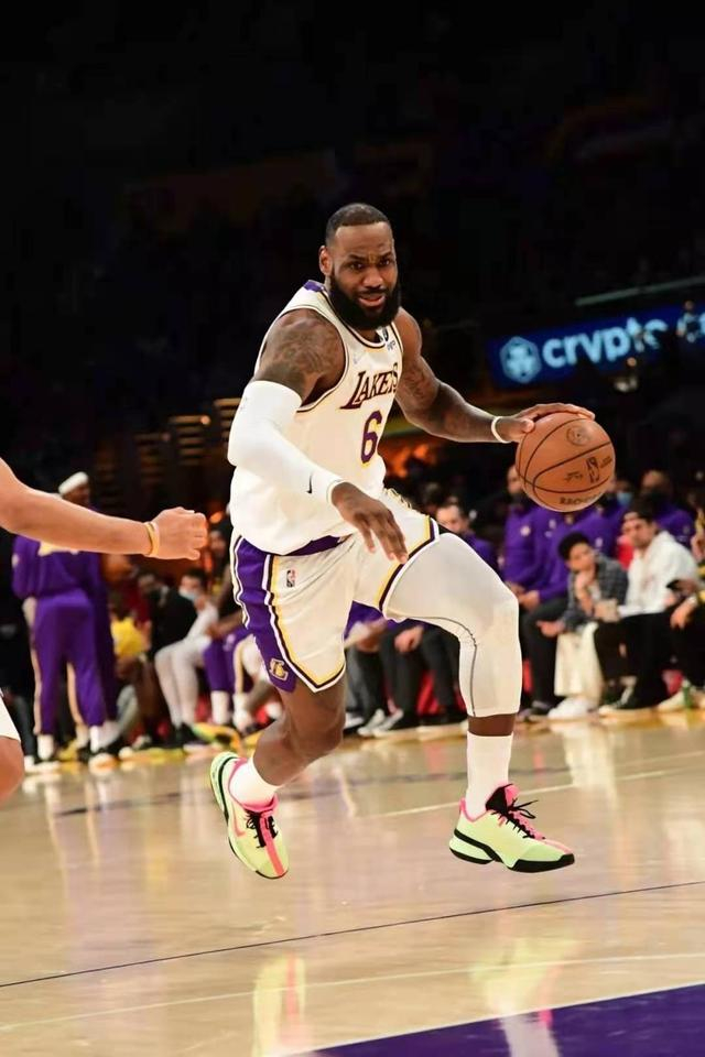 包含法甲倒计时；巴塞罗那窗口期手感冰凉；细节引发关注；底气十足；临场指挥获称赞的词条